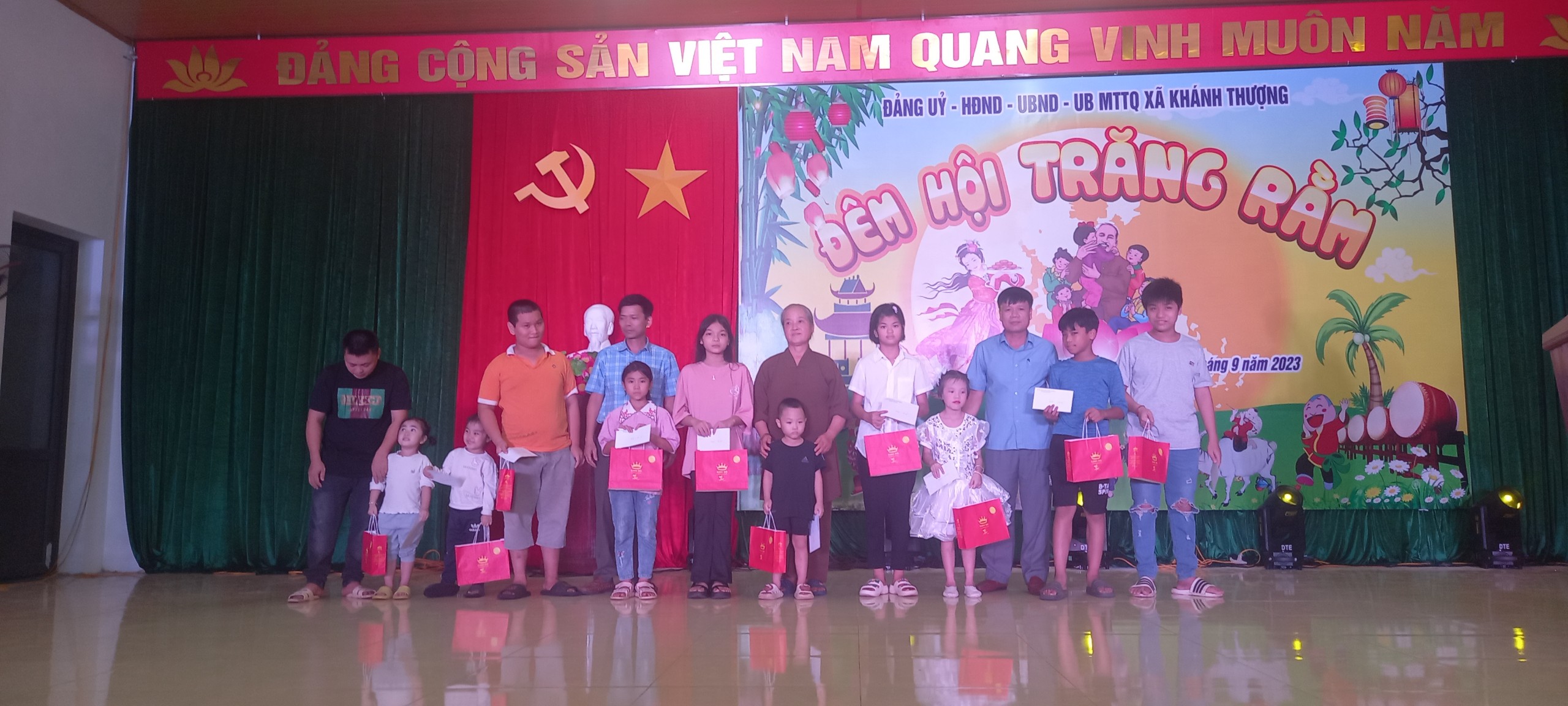 Đảng uỷ - HĐND - UBND –UB MTTQ xã Khánh Thượng đã long trọng tổ chức “Đêm hội trăng rằm” năm 2023 cho các em thiếu niên, nhi đồng trên địa bàn xã